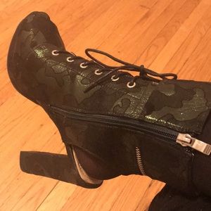AKIRA Army Fatigue 5” Heel Peep Toe Boot💕💕💕